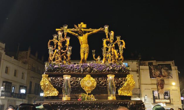 La VeraCruz recorre el centro histórico en un Viernes Santo de sobriedad y recogimiento