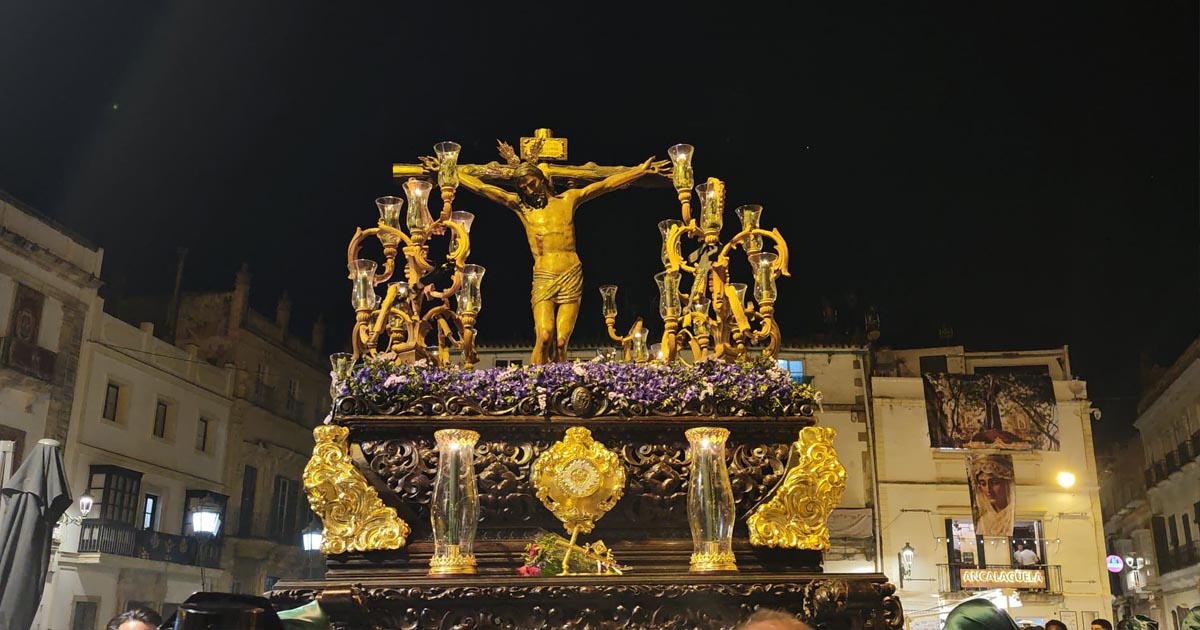 La VeraCruz recorre el centro histórico en un Viernes Santo de sobriedad y recogimiento
