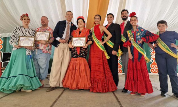 Las academias de baile llenan de ritmo la Feria con sus exhibiciones en la Caseta Municipal