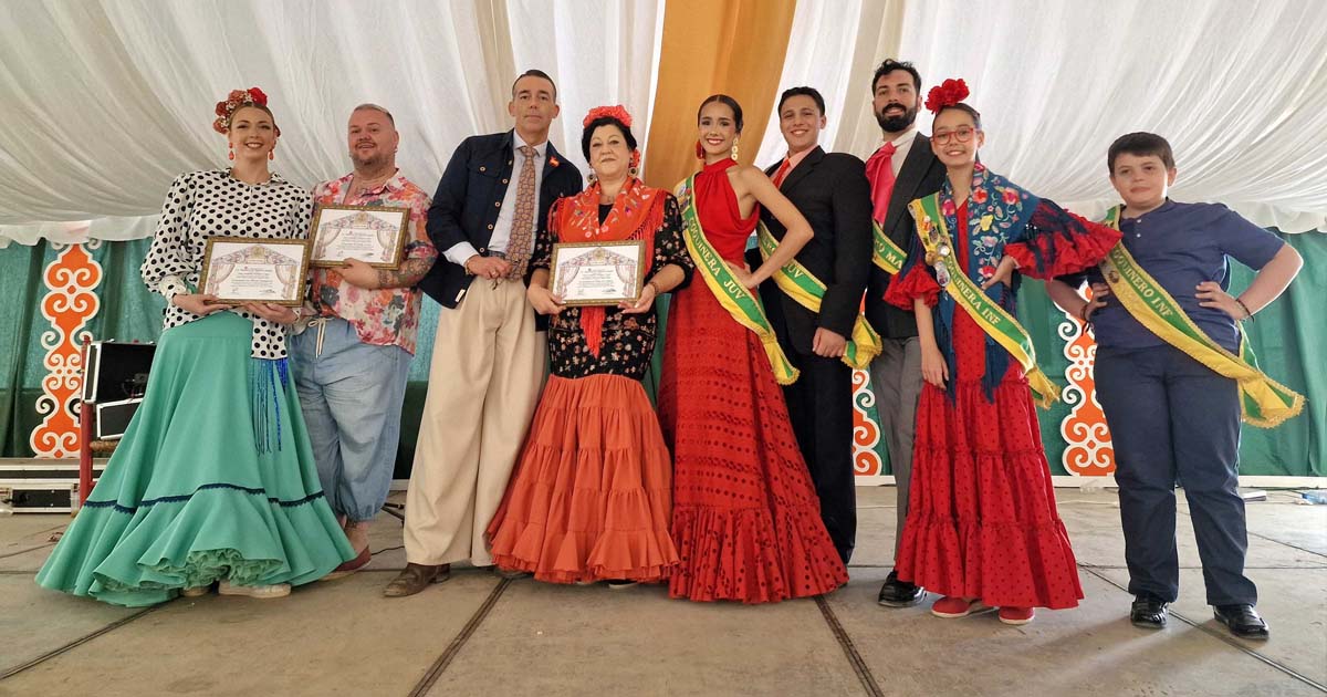 Las academias de baile llenan de ritmo la Feria con sus exhibiciones en la Caseta Municipal