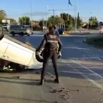 Impactante accidente en El Puerto: un vehículo vuelca en plena carretera de Sanlúcar
