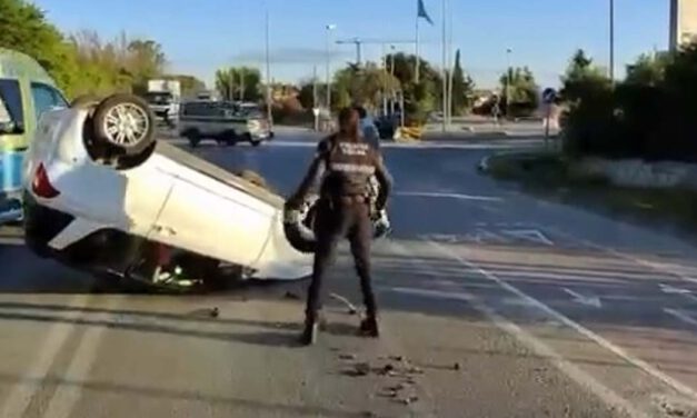 Impactante accidente en El Puerto: un vehículo vuelca en plena carretera de Sanlúcar