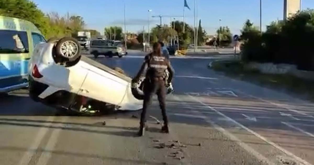 Impactante accidente en El Puerto: un vehículo vuelca en plena carretera de Sanlúcar
