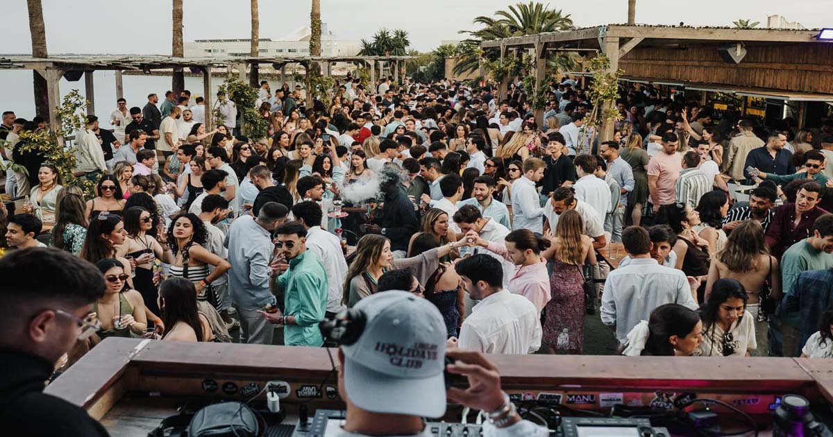 El Ayuntamiento aclara que las licencias de los chiringuitos de Puerto Sherry dependen de la APBC