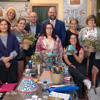 Vecinos de El Puerto finalizan un taller de manualidades centrado en creatividad y convivencia