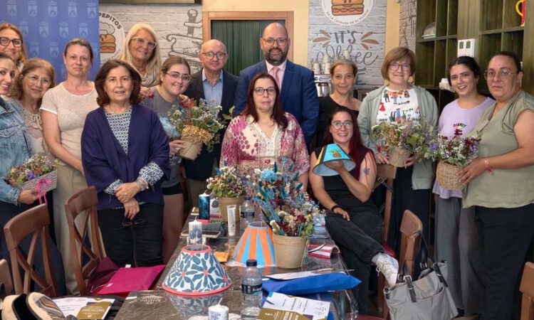 Vecinos de El Puerto finalizan un taller de manualidades centrado en creatividad y convivencia