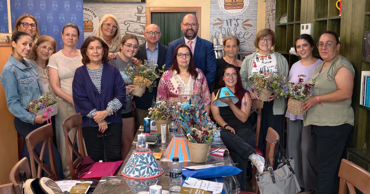 Vecinos de El Puerto finalizan un taller de manualidades centrado en creatividad y convivencia