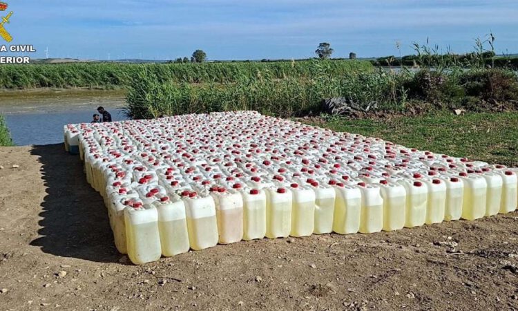 Interceptadas ocho ‘narcogasolineras’ en el río Guadalete con 11.000 litros de combustible