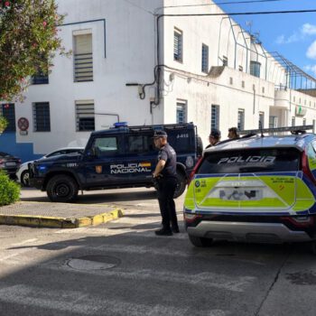 Horas de tensión en El Puerto tras atrincherarse un hombre con un cuchillo en una vivienda