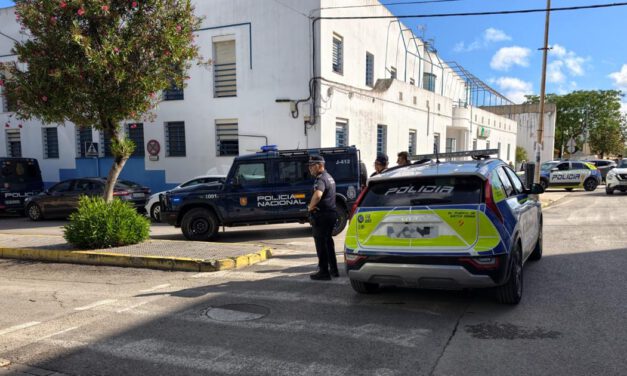 Horas de tensión en El Puerto tras atrincherarse un hombre con un cuchillo en una vivienda