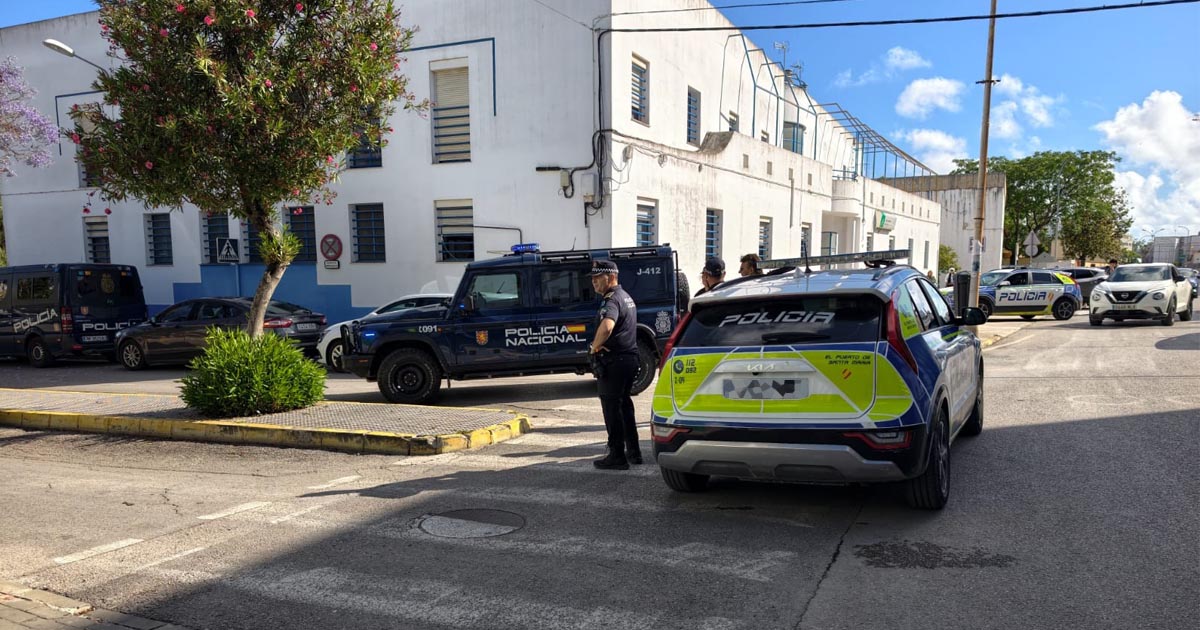 Horas de tensión en El Puerto tras atrincherarse un hombre con un cuchillo en una vivienda