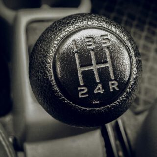 Manual, automático o híbrido: cómo cambia el mantenimiento de la transmisión en coches usados