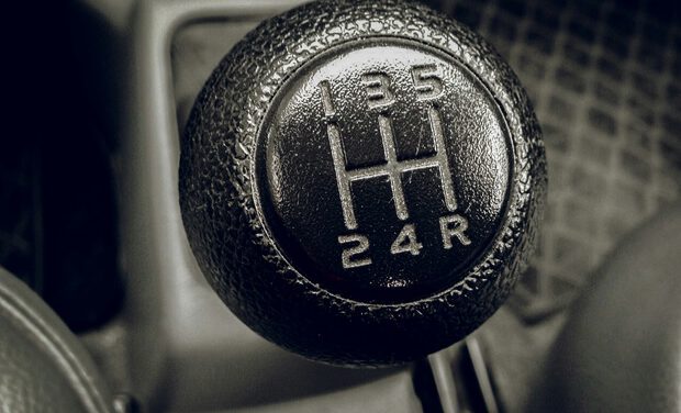 Manual, automático o híbrido: cómo cambia el mantenimiento de la transmisión en coches usados