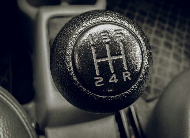 Manual, automático o híbrido: cómo cambia el mantenimiento de la transmisión en coches usados