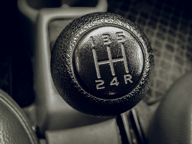 Manual, automático o híbrido: cómo cambia el mantenimiento de la transmisión en coches usados