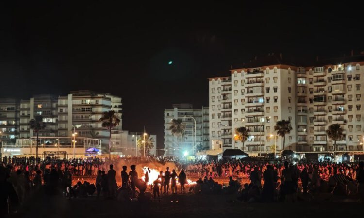 La hoguera de San Juan volverá a encender la noche más mágica en Valdelagrana