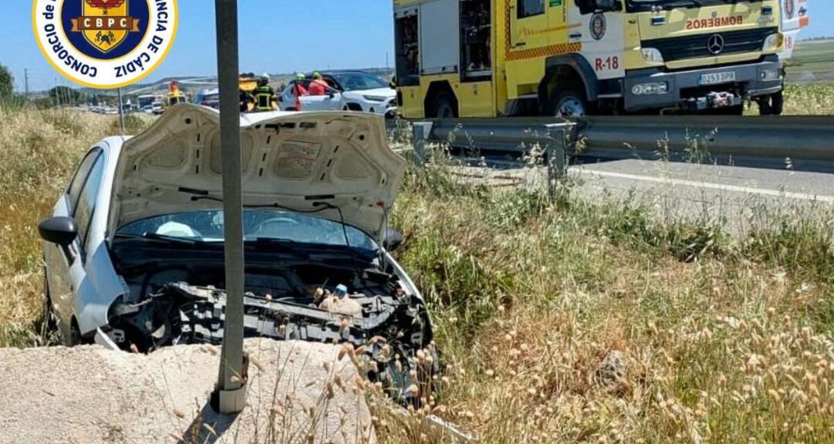 Una conductora evacuada en helicóptero tras un grave accidente en la carretera entre El Puerto y Rota