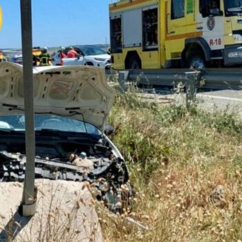 Una conductora evacuada en helicóptero tras un grave accidente en la carretera entre El Puerto y Rota