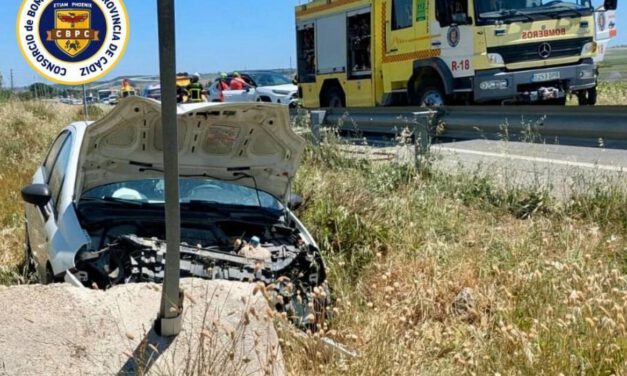 Una conductora evacuada en helicóptero tras un grave accidente en la carretera entre El Puerto y Rota