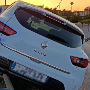Un coche queda atrapado sobre el guardarraíl tras un aparatoso accidente en El Paseo
