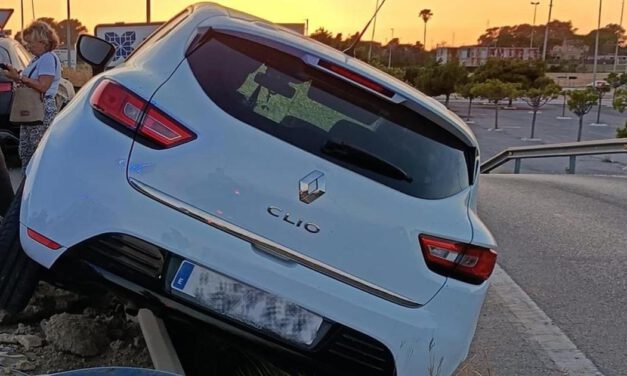 Un coche queda atrapado sobre el guardarraíl tras un aparatoso accidente en El Paseo