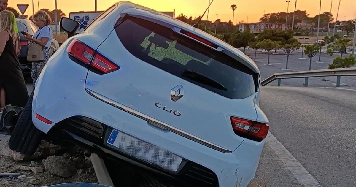 Un coche queda atrapado sobre el guardarraíl tras un aparatoso accidente en El Paseo