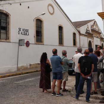 Una ruta por el Campo de Guía revive la historia de las bodegas y reclama su protección