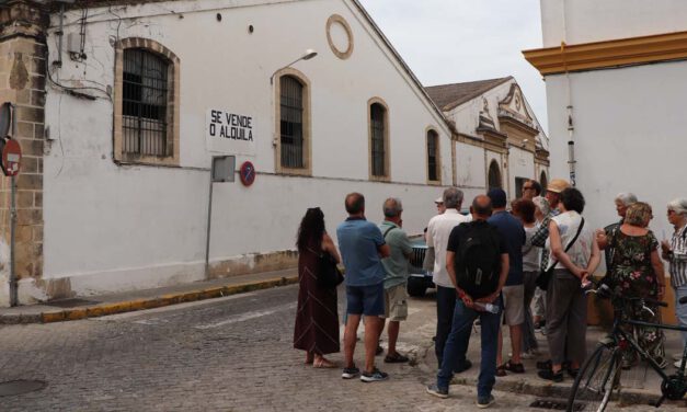 Una ruta por el Campo de Guía revive la historia de las bodegas y reclama su protección