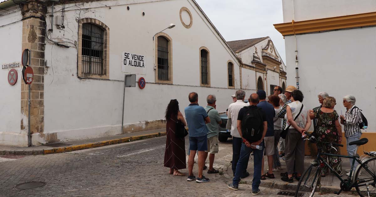 Una ruta por el Campo de Guía revive la historia de las bodegas y reclama su protección