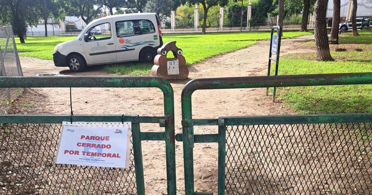 El fuerte temporal obliga a cerrar parques, jardines e instalaciones deportivas al aire libre