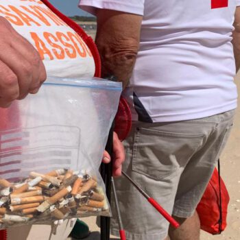 Cientos de colillas recogidas en la playa de Valdelagrana alertan del daño que causan al mar