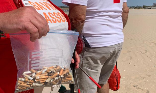 Cientos de colillas recogidas en la playa de Valdelagrana alertan del daño que causan al mar