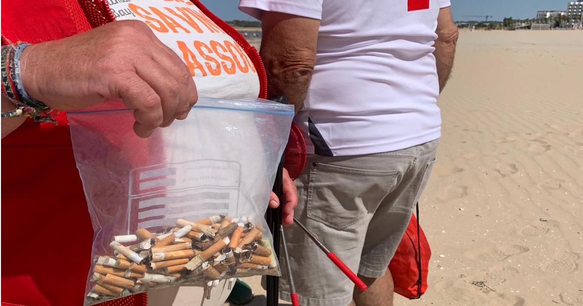 Cientos de colillas recogidas en la playa de Valdelagrana alertan del daño que causan al mar