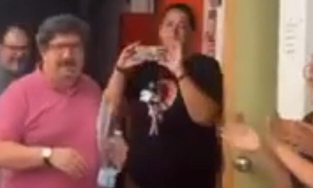 El IES Las Banderas despide a Antonio Orihuela con una sorpresa entre aplausos y muestras de cariño