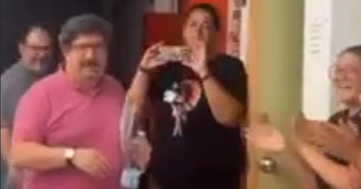 El IES Las Banderas despide a Antonio Orihuela con una sorpresa entre aplausos y muestras de cariño