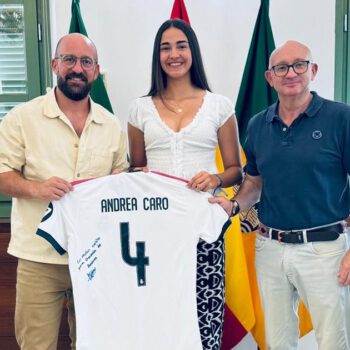 El Ayuntamiento reconoce la trayectoria de Andrea Caro tras su llegada al Real Madrid Femenino