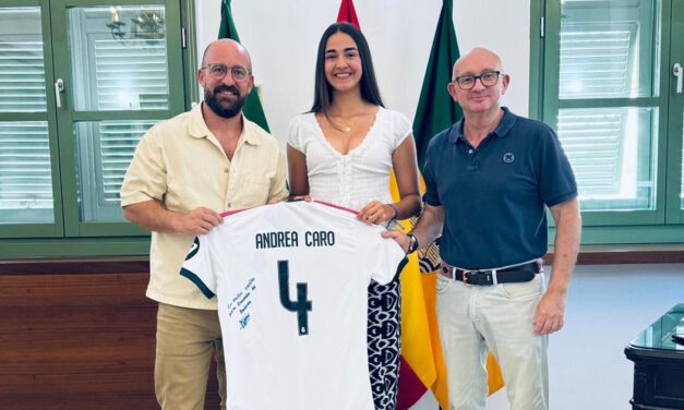 El Ayuntamiento reconoce la trayectoria de Andrea Caro tras su llegada al Real Madrid Femenino