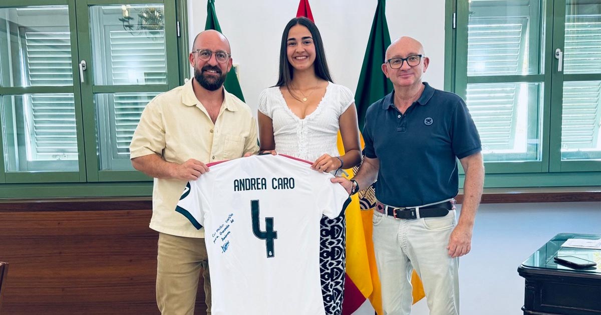 El Ayuntamiento reconoce la trayectoria de Andrea Caro tras su llegada al Real Madrid Femenino