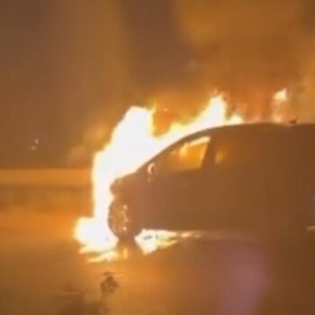 Un vehículo arde junto a la A-491 en dirección a Rota sin causar heridos