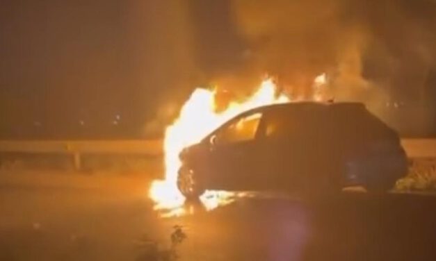 Un vehículo arde junto a la A-491 en dirección a Rota sin causar heridos