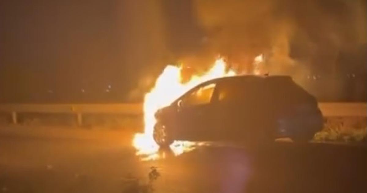 Un vehículo arde junto a la A-491 en dirección a Rota sin causar heridos