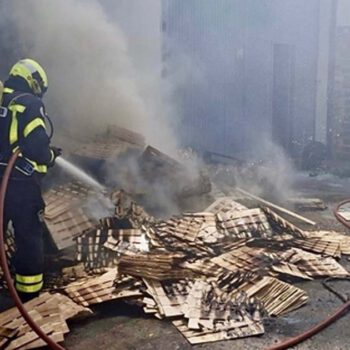 Un incendio en un contenedor de madera daña una nave en El Puerto