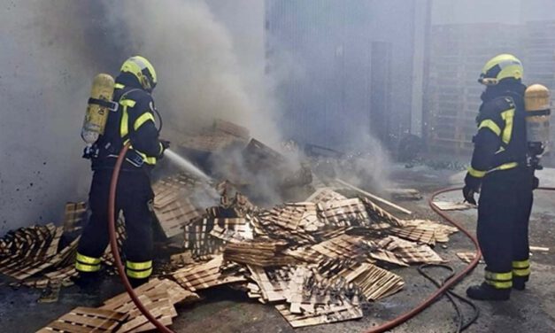 Un incendio en un contenedor de madera daña una nave en El Puerto
