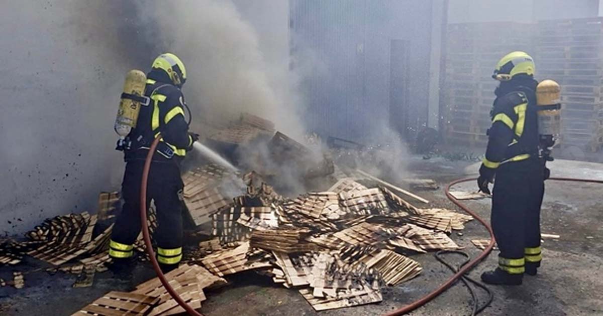 Un incendio en un contenedor de madera daña una nave en El Puerto