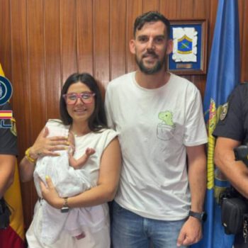 Jimena conoce en El Puerto a los policías que ayudaron a salvarla al nacer prematura