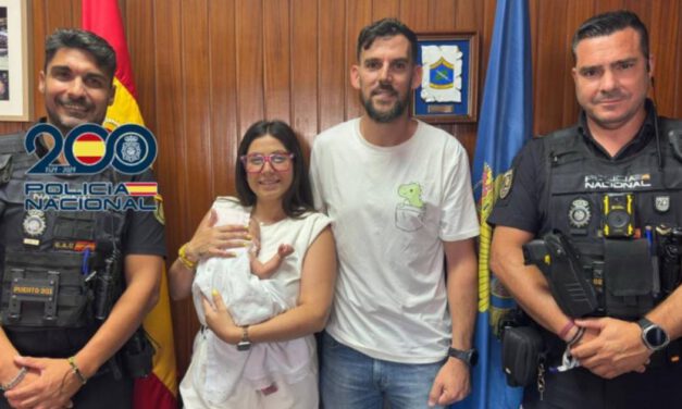 Jimena conoce en El Puerto a los policías que ayudaron a salvarla al nacer prematura