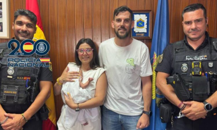 Jimena conoce en El Puerto a los policías que ayudaron a salvarla al nacer prematura