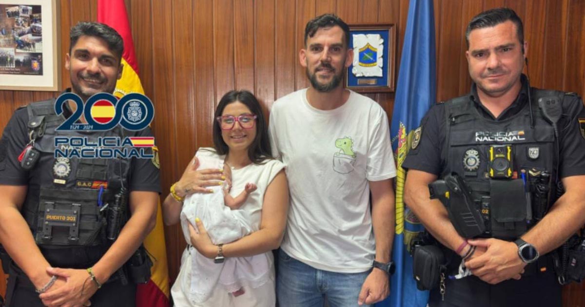 Jimena conoce en El Puerto a los policías que ayudaron a salvarla al nacer prematura