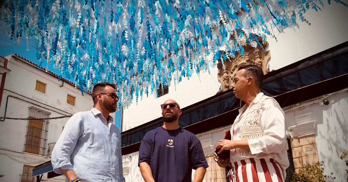 La Plaza de La Herrería se transforma en un gran océano de sombra y color