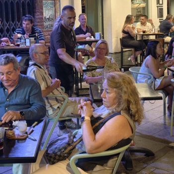 El cierre de los chiringuitos de Puerto Sherry genera incertidumbre en la hostelería y los alojamientos